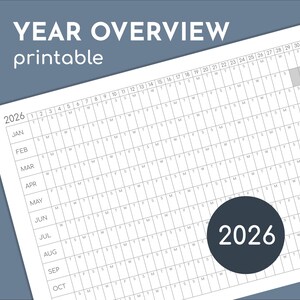 Pode incluir: Uma vis&atilde;o geral do ano de 2026 imprim&iacute;vel com um layout de grade em preto e branco. Cada m&ecirc;s &eacute; rotulado com o nome do m&ecirc;s e os dias da semana s&atilde;o abreviados. O ano de 2026 est&aacute; escrito em um c&iacute;rculo grande no canto inferior direito.