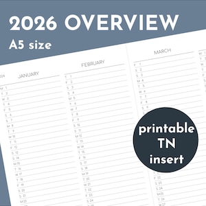 以下が含まれることがあります： 白とグレーの2026年概要プランナーインサート、A5サイズ、月間カレンダー付き。「printable TN insert」の文字が濃いグレーの円にあります。プランナーのページは1月と3月に開かれています。