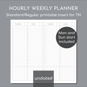 Op de afbeelding: Een afdrukbare wekelijkse planner-invoeging per uur voor TN. Het ontwerp bevat een rasterindeling met tijdvakken van 8.00 tot 19.00 uur, en de dagen van de week zijn gelabeld. De tekst "Mon and Sun start included" staat in een donkere cirkel. Het woord "undated" is ook opgenomen.