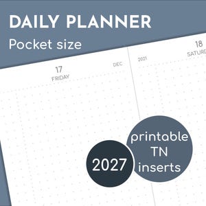 Puede incluir: Una página de planificador diario tamaño bolsillo con cuadrícula de puntos. La parte superior muestra el texto DAILY PLANNER, Pocket size, 17 FRIDAY, DEC, 2021 y 18 SATURDAY. Dos círculos oscuros superpuestos contienen 2027 y printable TN inserts.
