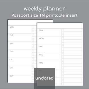 Peut inclure: Un insert imprimable de planificateur hebdomadaire format passeport TN avec des pages blanches et du texte noir. La mise en page présente les jours de la semaine du lundi au dimanche avec des cases à cocher et des lignes. Le texte indique weekly planner, Passport size TN printable insert, et undated.