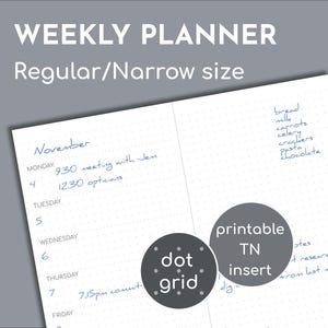 Op de afbeelding: Een weekplanner met een stippenrasterontwerp. De planner bevat de tekst "WEEKLY PLANNER" en "Regular/Narrow size". Handgeschreven notities en een boodschappenlijst zijn zichtbaar. Twee grijze cirkels lezen "dot grid" en "printable TN insert".