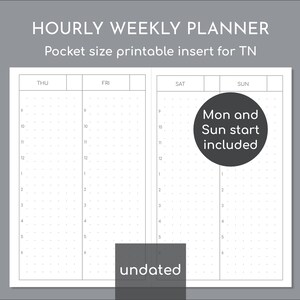 Peut inclure: Un insert de planificateur hebdomadaire horaire blanc avec un motif de grille de points. Le planificateur comprend des sections pour le jeudi, le vendredi, le samedi et le dimanche. Le texte sur le planificateur indique "Hourly Weekly Planner", "Pocket size printable insert for TN", "Mon and Sun start included", et "undated".