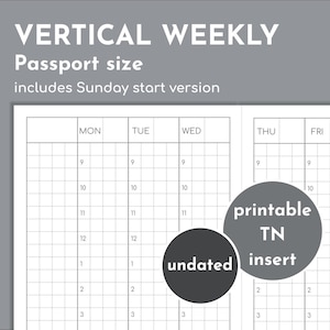 Op de afbeelding: Een zwart-witte, printbare verticale weekplanner in paspoortformaat. De planner is niet gedateerd en bevat een versie die op zondag begint. De tekst "printable TN insert" staat in een cirkel aan de rechterkant van de afbeelding.