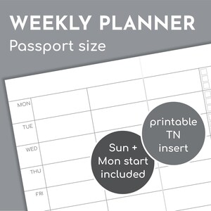 Könnte beinhalten: Ein weißer Wochenplaner mit Rasterlayout, beschriftet mit Wochentagen. Der Text "WEEKLY PLANNER" und "Passport size" stehen oben. Enthält die Etiketten "Sun + Mon start included" und "printable TN insert".