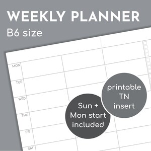 Puede incluir: Una página de planificador semanal tamaño B6 con diseño de cuadrícula, que incluye el texto WEEKLY PLANNER, printable TN insert y Sun + Mon start included. El papel blanco tiene líneas negras, etiquetas de días de lunes a sábado y una columna.