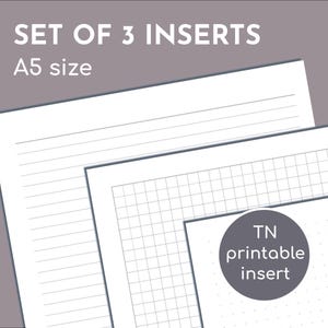 Op de afbeelding: Een set van drie A5-formaat papieren inlays met verschillende lay-outs: één met horizontale lijnen, één met een vierkant raster en één met een puntjesraster. De tekst SET OF 3 INSERTS, A5 size en TN printable insert staat op de vellen.