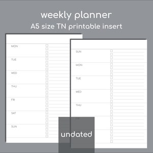 Puede incluir: Un inserto imprimible de tamaño A5 para planificador semanal sin fecha. El papel blanco presenta texto negro para los días de la semana de lunes a domingo, líneas horizontales para escribir y una columna vertical de casillas vacías.