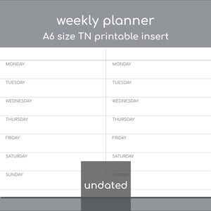 Puede incluir: Un inserto de planificador semanal imprimible tamaño A6 TN en blanco con dos columnas de filas horizontales etiquetadas de lunes a domingo. El texto dice weekly planner, A6 size TN printable insert y undated en un cuadro gris.
