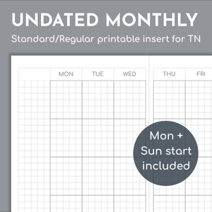 Op de afbeelding: Niet-gedateerde maandelijkse planner-inzet voor een reisdagboek. De inzet heeft een rasterindeling met de dagen van de week die bovenaan zijn gelabeld. De tekst "Mon + Sun start included" staat in een cirkel onderaan de pagina.