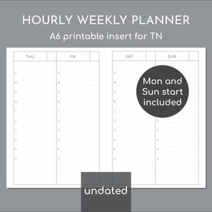 Peut inclure: Un insert de planificateur hebdomadaire horaire imprimable pour TN, avec une mise en page en grille et une grille de points. Le texte comprend "HOURLY WEEKLY PLANNER", "A6 printable insert for TN", "Mon and Sun start included", et "undated".
