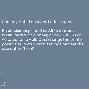 Pode incluir: Texto sobre um fundo azul que explica como imprimir um documento em diferentes tamanhos de papel. O texto diz: "Pode ser impresso em papel A4 ou Letter. Tamb&eacute;m pode ser impresso em A5 para adicionar a um di&aacute;rio de marcadores ou um planejador, ou em A3, A2, A1 ou A0 para colocar na parede. Basta alterar o tamanho do papel nas configura&ccedil;&otilde;es da impressora e definir a op&ccedil;&atilde;o de tamanho em "Ajustar"."