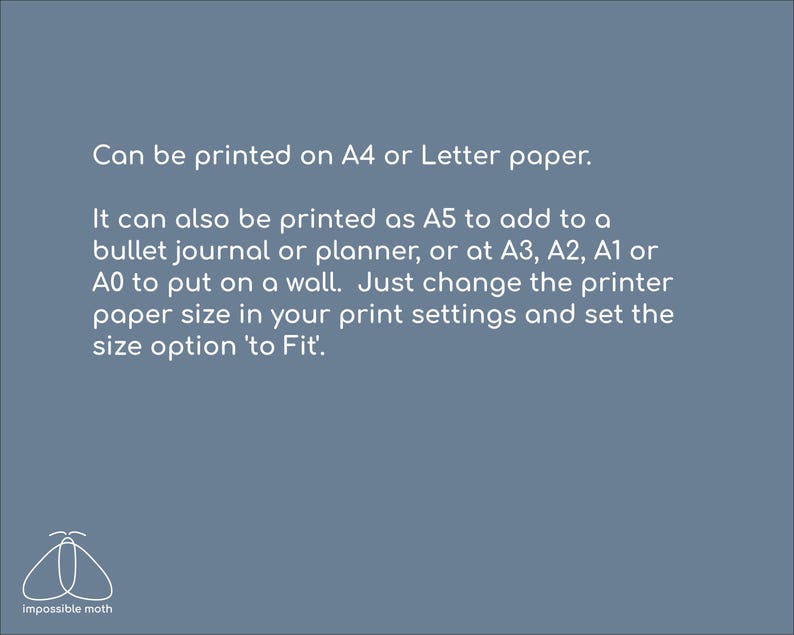 Pode incluir: Texto sobre um fundo azul que explica como imprimir um documento em diferentes tamanhos de papel. O texto diz: "Pode ser impresso em papel A4 ou Letter. Tamb&eacute;m pode ser impresso em A5 para adicionar a um di&aacute;rio de marcadores ou um planejador, ou em A3, A2, A1 ou A0 para colocar na parede. Basta alterar o tamanho do papel nas configura&ccedil;&otilde;es da impressora e definir a op&ccedil;&atilde;o de tamanho em "Ajustar"."