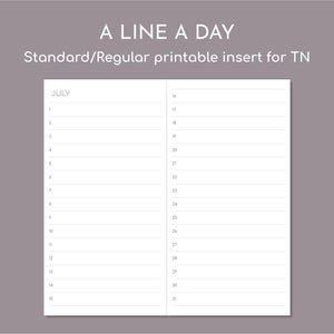 Op de afbeelding: Een witte, bedrukbare inleg voor een TN (Traveler's Notebook) met de tekst "A LINE A DAY". De inleg is voor de maand juli, met genummerde regels voor elke dag. De achtergrond is grijs.