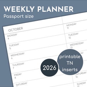Peut inclure: Un agenda hebdomadaire blanc avec le texte "WEEKLY PLANNER" et "Passport size" dans le coin supérieur gauche. L'agenda affiche le mois d'octobre avec les dates et les jours de la semaine. Deux cercles gris foncé avec le texte "2026" et "printable TN inserts".