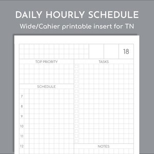 Könnte beinhalten: Ein weißer, druckbarer Tagesplaner-Einsatz für ein Notizbuch mit einem Rasterlayout, das Abschnitte für Prioritäten, Aufgaben, einen Zeitplan von 7 bis 12 Uhr und Notizen enthält. Der Text lautet DAILY HOURLY SCHEDULE Wide/Cahier printable insert for TN 18.