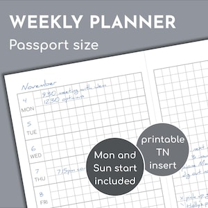 Puede incluir: Un planificador semanal de tamaño pasaporte con un diseño de cuadrícula. El texto "WEEKLY PLANNER" y "Passport size" están en la parte superior. El planificador incluye una etiqueta "Mon and Sun start included" y "printable TN insert". Se ven notas manuscritas.