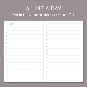 Może przedstawiać: Biała, kieszonkowa wkładka do druku dla TN, z tekstem "A LINE A DAY". Wkładka jest na miesiąc lipiec, z ponumerowanymi liniami na każdy dzień miesiąca. Tło jest w kolorze szarym.