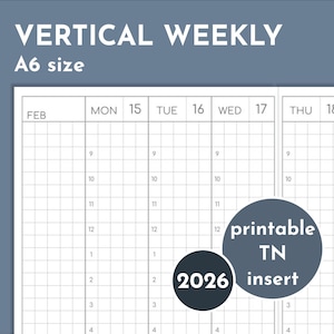 Puede incluir: Un inserto de planificador semanal vertical para 2026 en tamaño A6. La cuadrícula del calendario es blanca con líneas negras, que muestran los días de la semana y los intervalos de tiempo. El texto "printable TN insert" está en un círculo gris oscuro.
