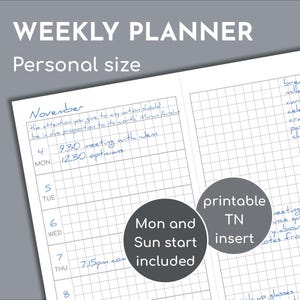 Puede incluir: Un planificador semanal de tamaño personal con un diseño de cuadrícula. El planificador incluye el texto "Weekly Planner" y "Personal size". El planificador tiene una sección para noviembre con notas manuscritas y una lista de compras.