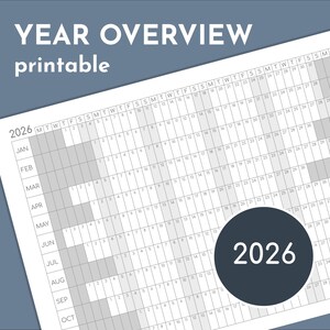 Puede incluir: Un calendario imprimible para el a&ntilde;o 2026. El calendario est&aacute; dividido en meses, cada mes tiene una cuadr&iacute;cula de d&iacute;as. Los d&iacute;as de la semana est&aacute;n etiquetados en la parte superior de la cuadr&iacute;cula. El calendario est&aacute; en blanco y negro, con el a&ntilde;o 2026 resaltado en un c&iacute;rculo grande.