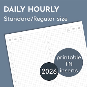 Op de afbeelding: Een witte, met rasterlijnen bedrukte plannerinvoeging met de tekst "DAILY HOURLY" en "Standard/Regular size". De invoeging bevat data en tijden, met een donkergrijze cirkel met de tekst "2026 inserts" en "printable TN".