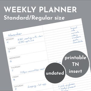 Op de afbeelding: Een witte weekplannerpagina met horizontale lijnen, voorzien van de tekst WEEKLY PLANNER Standard/Regular size bovenaan. De pagina bevat handgeschreven notities voor november, de dagen van de week en twee donkergrijze cirkels met de tekst undated en printable TN insert.