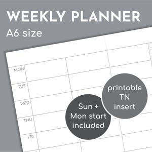 Puede incluir: Un planificador semanal blanco de tamaño A6 con un diseño de cuadrícula. El texto "WEEKLY PLANNER" y "A6 size" están en la parte superior. Incluye etiquetas "Sun + Mon start included" y "printable TN insert".