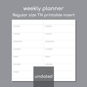 Op de afbeelding: Een witte wekelijkse planner printbare insert voor een regular size TN, met twee kolommen van ongedateerde dagen van maandag tot zondag in zwarte tekst. De tekst bovenaan luidt weekly planner en Regular size TN printable insert met undated.