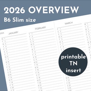 Op de afbeelding: Een B6 Slim size 2026 overzicht planner insert. De witte pagina's tonen een kalenderindeling met data en dagen van de week. Een donkerblauwe cirkel met de tekst "printable TN insert" staat in het midden.