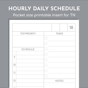 Puede incluir: Una hoja de planificador blanca con texto y líneas negras. El encabezado dice HOURLY DAILY SCHEDULE y Pocket size printable insert for TN. El diseño incluye secciones para TOP PRIORITY, TASKS con casillas, SCHEDULE y un espacio para NOTES.
