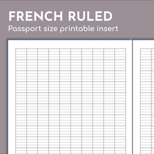 Può includere: Inserto stampabile in formato passaporto con righe francesi. Il testo "FRENCH RULED" è in alto, sopra il testo "Passport size printable insert". L'inserto è diviso in una griglia di linee orizzontali e verticali spaziate uniformemente.