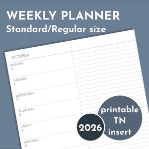 Op de afbeelding: Een witte weekplannerpagina met gelijnde secties voor elke dag van de week, inclusief de datum en de maand oktober. De tekst "WEEKLY PLANNER" en "Standard/Regular size" staan bovenaan. Een cirkelvormige afbeelding leest "2026 printable TN insert."