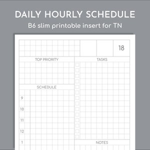 Może przedstawiać: Biała, drukowana wkładka z codziennym harmonogramem godzinowym do notatnika TN. Wkładka zawiera sekcje dotyczące najwyższego priorytetu, zadań, harmonogramu i notatek. Harmonogram jest podzielony na godzinowe przedziały.