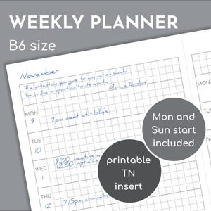 Peut inclure: Un insert de carnet de voyage imprimable format B6 pour agenda hebdomadaire avec une mise en page quadrillée et les jours de la semaine listés verticalement. La page contient des notes manuscrites à l'encre bleue et des textes superposés indiquant Weekly Planner, B6 size, Mon and Sun start included et printable TN insert.