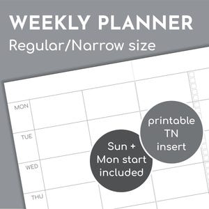 Op de afbeelding: Een witte weekplanner met een grijze koptekst met de tekst "WEEKLY PLANNER" en "Regular/Narrow size". Bevat cirkels met de tekst "Sun + Mon start included" en "printable TN insert".