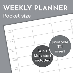 Puede incluir: Un inserto de planificador semanal blanco de tamaño bolsillo con líneas de cuadrícula negras y etiquetas de texto para los días de la semana. El texto dice WEEKLY PLANNER, Pocket size, printable TN insert y Sun + Mon start included.