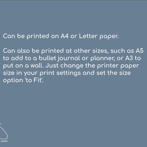 Puede incluir: Texto sobre un fondo azul que explica que el dise&ntilde;o imprimible se puede imprimir en papel A4 o Letter, u otros tama&ntilde;os como A5 o A3. El texto tambi&eacute;n menciona que el tama&ntilde;o del papel de la impresora se puede cambiar en la configuraci&oacute;n de impresi&oacute;n y que la opci&oacute;n de tama&ntilde;o se puede configurar en 'Ajustar'.