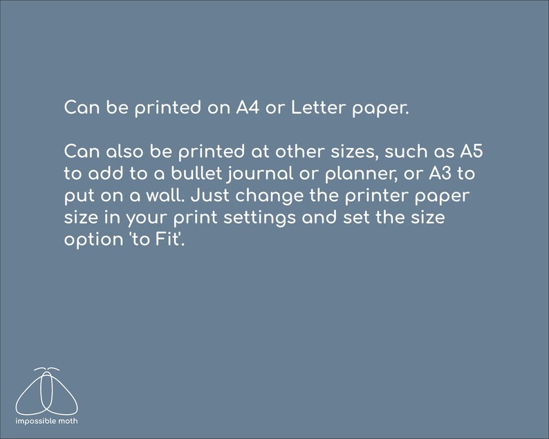 Puede incluir: Texto sobre un fondo azul que explica que el dise&ntilde;o imprimible se puede imprimir en papel A4 o Letter, u otros tama&ntilde;os como A5 o A3. El texto tambi&eacute;n menciona que el tama&ntilde;o del papel de la impresora se puede cambiar en la configuraci&oacute;n de impresi&oacute;n y que la opci&oacute;n de tama&ntilde;o se puede configurar en 'Ajustar'.