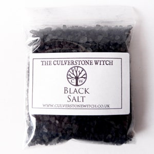 Peut inclure: Un petit sac en plastique transparent rempli de cristaux de sel noir. Le sac porte une étiquette blanche avec le texte "The Culverstone Witch" et un logo représentant un arbre avec les lettres "C W" à l'intérieur d'un cercle. L'étiquette indique également "Black Salt" et "www.culverstonewitch.co.uk".