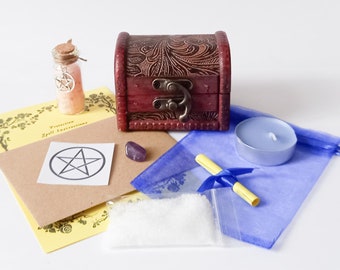 Peut inclure: Une boîte en bois avec un symbole de pentagramme, une petite bouteille de sel rose, un cristal d'améthyste violet, une bougie blanche, un rouleau jaune et un sac bleu. La boîte est décorée d'un motif floral et possède un loquet en métal. La bouteille a un bouchon en liège et un charme pentagramme argenté. La bougie est dans un récipient en verre. Le rouleau est attaché avec un ruban bleu. Le sac est en tissu transparent.