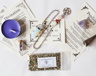 Peut inclure: Un kit de divination comprenant une bougie violette, une petite bouteille de cristaux, un pendule avec un charme pentagramme, un tableau de pendule, un petit sac d'herbes séchées et une carte avec des instructions pour utiliser le tableau de pendule.