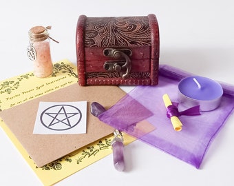 Peut inclure: Un pendentif en cristal d'améthyste violet, un petit coffre en bois, une bougie violette, une petite bouteille de sel rose, une note jaune et une carte brune avec un symbole de pentagramme et le texte "Instructions du sort des pouvoirs psychiques Disposez tous les articles dans le kit de sort."