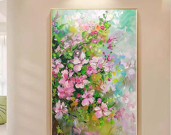 Könnte beinhalten: Originales Blumen-Ölgemälde mit rosa Blüten und grünen Blättern. Das Kunstwerk ist in einem goldenen Rahmen gerahmt und hängt an einer neutralen Wand. Die Pinselstriche erzeugen einen strukturierten, impressionistischen Effekt.