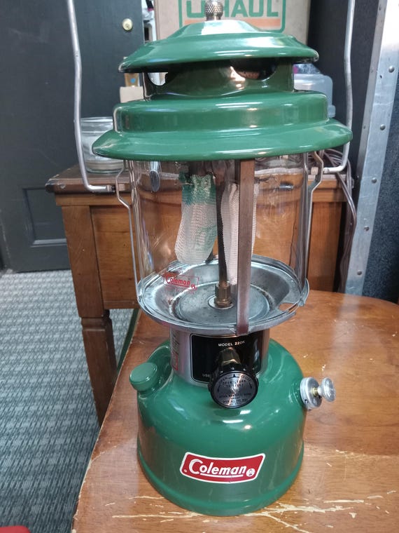 Coleman 220k double mantle lantern with carrying case Circa. 1960