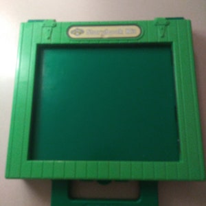 Può includere: Lavagna verde per bambini in plastica con maniglia e le parole "Storybook Kids" in alto.