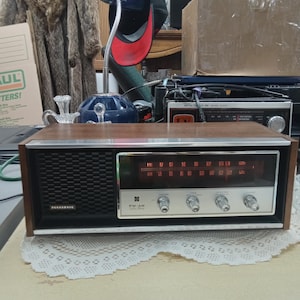 Panasonic AM/FM 9 transistor solid state radio Model: RE-7369  Circa. 1970s