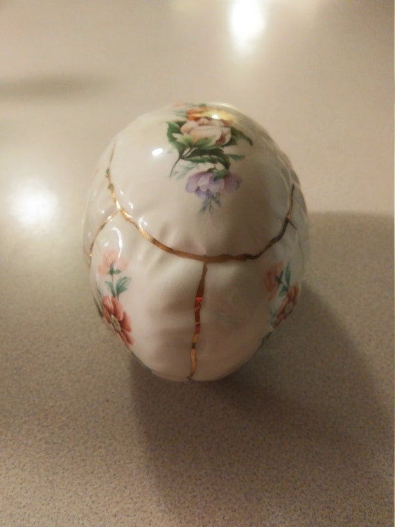Porcelain egg with Flowers and 22kt gold leaf Circa. 1940s