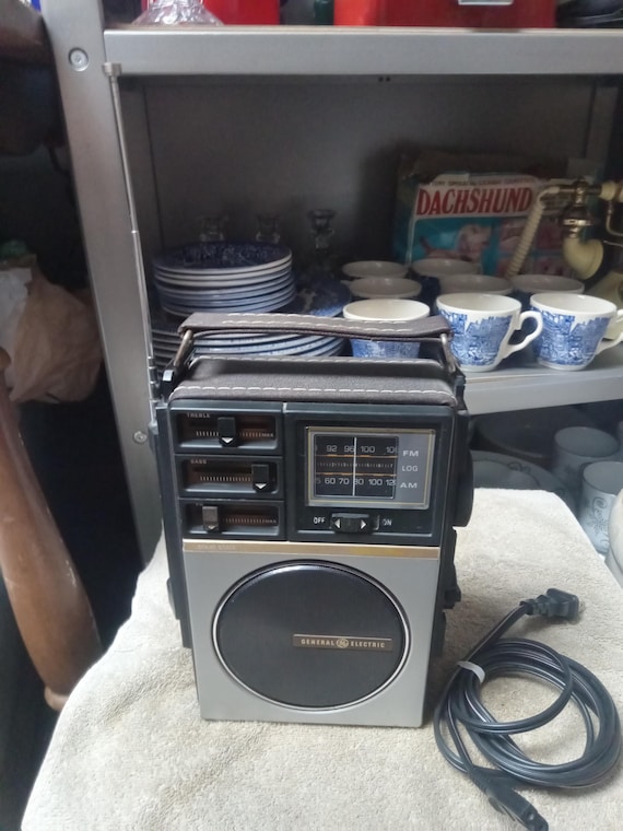 General Electric Pow-r-pak Radio Model 7-2890A  Circa. 1977