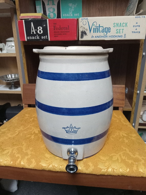 Two gallon Robinson Ransbottom crock with lid. Roseville Ohio